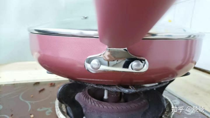 清除苏泊尔平底锅锅底发黑妙招,苏泊尔平底不粘锅煎锅需要开锅吗