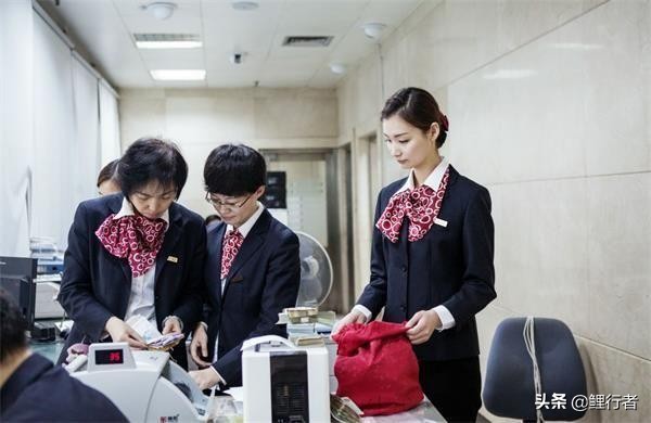 银行正式员工退休工资大概多少,新入职的农商银行员工月薪多少