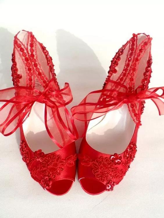 买了双白色高跟鞋，嫌太单调，稍加改造就美过新娘鞋，附教程