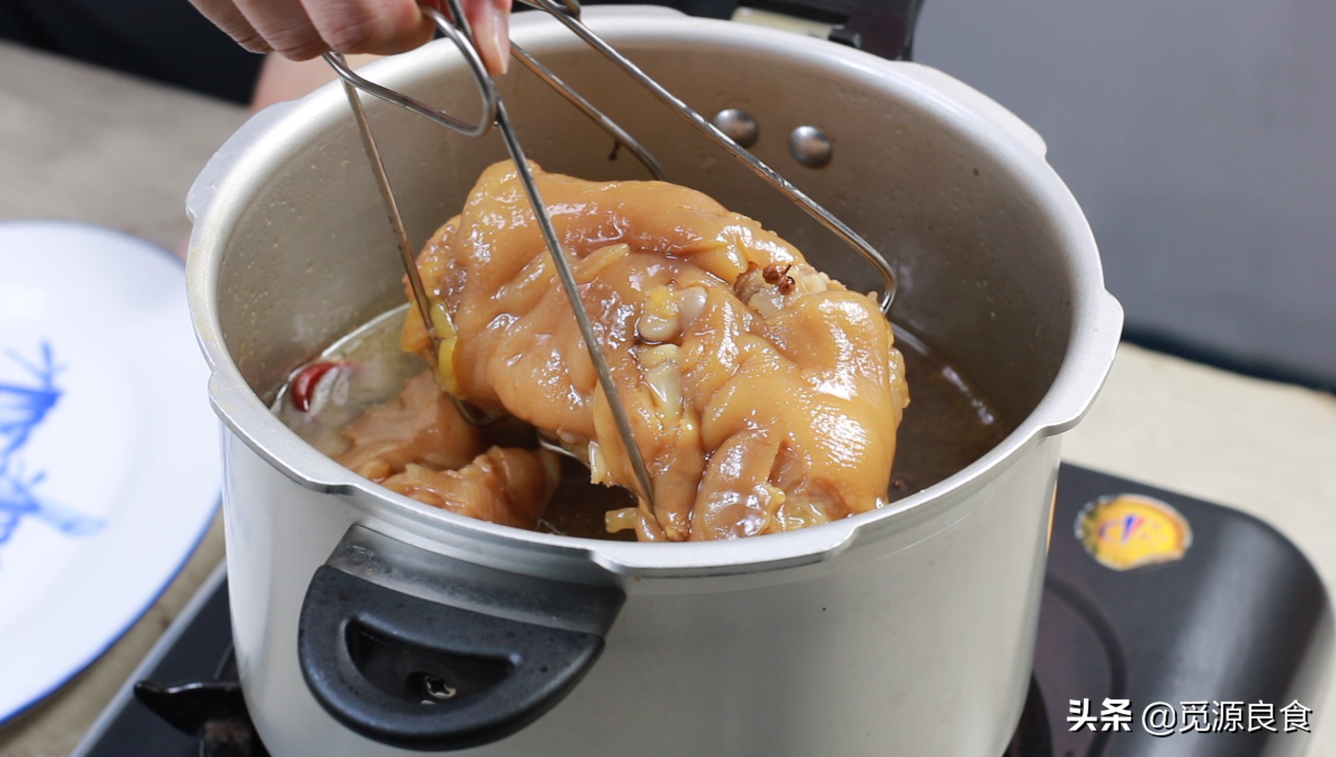 如何卤猪蹄最新最好吃的方法,卤猪蹄要放些什么才容易脱骨
