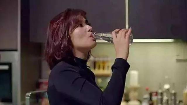 依云矿泉水有农药是辟谣吗,依云喷雾是智商税吗