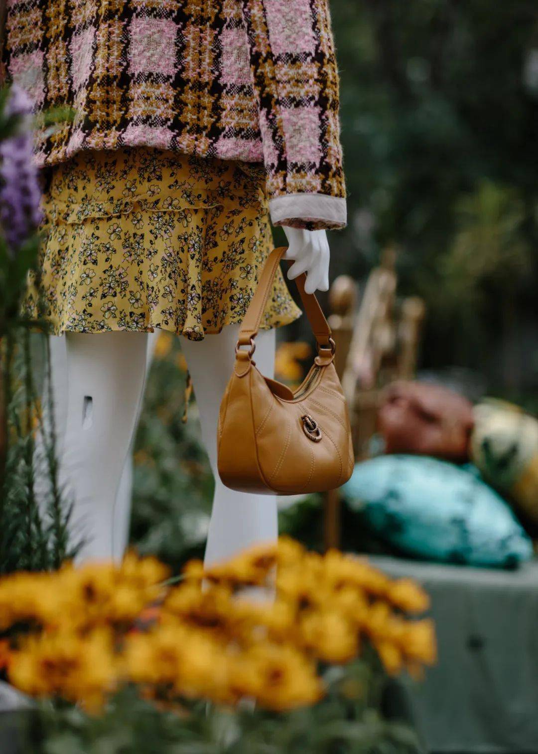 献礼影片《革命者》《1921》上映、菲拉格慕发布2021冬季系列...