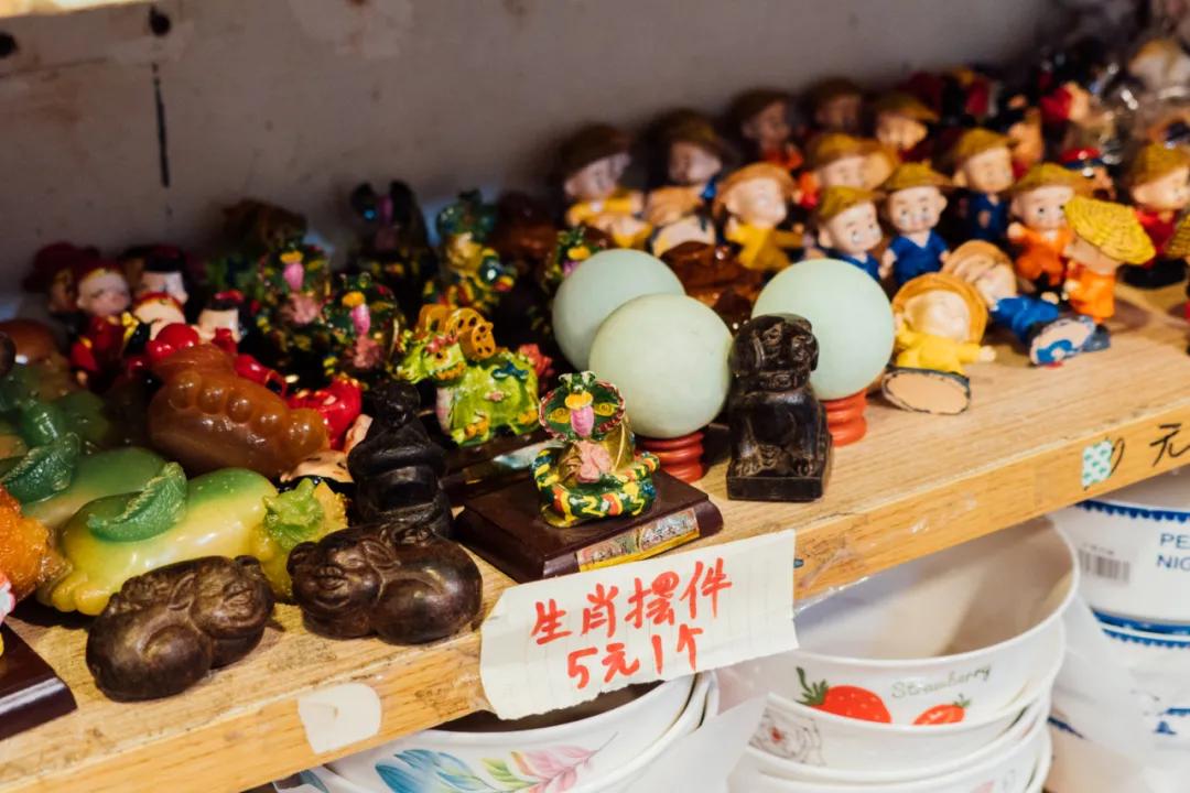 活着的两元店，2块钱能买啥？