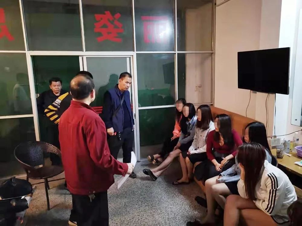 露骨“小卡片”牵出招嫖窝点...