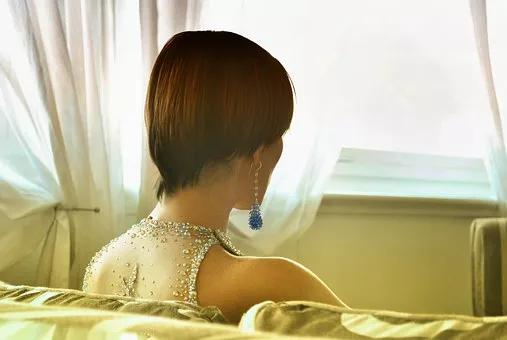 黑眼圈严重是熬夜引起的还是胃寒,突然有黑眼圈眼睛肿是什么原因