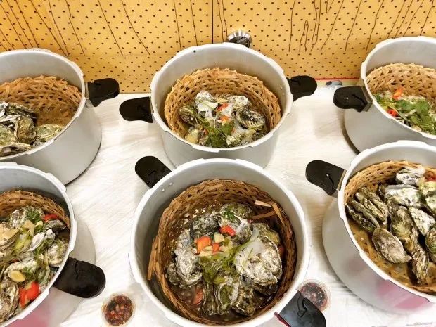 80后小伙阿里边上开4家烧烤摊,湖北小伙深夜卖烧烤