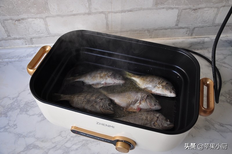 巧手主妇用海鱼做酸菜鱼，味道也不错，汤鲜肉也美味，都说味不错