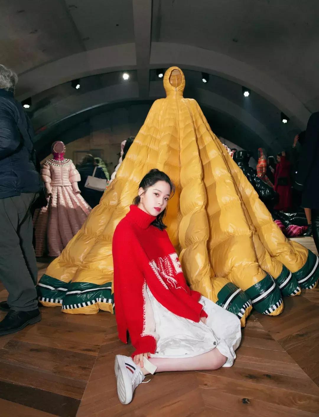 米兰时装周明星造型和模特对比,米兰时装周明星看秀造型