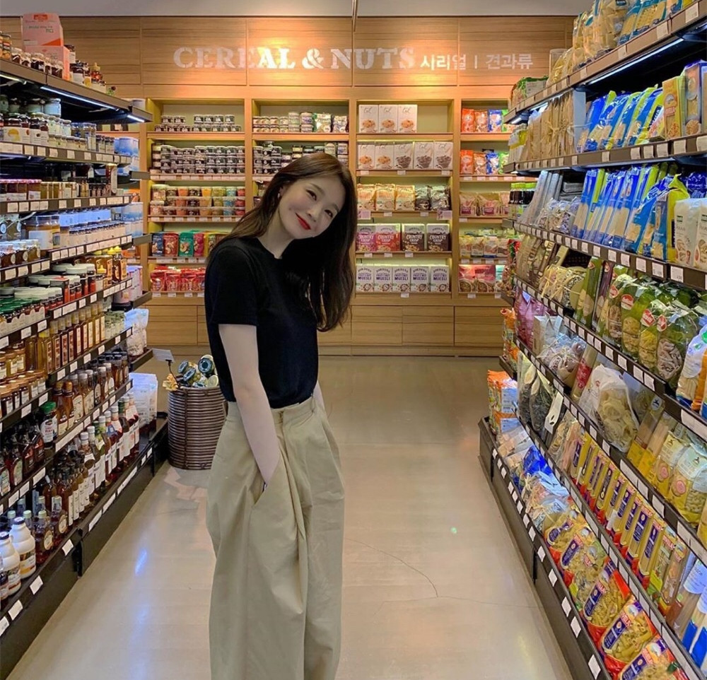 “女版王思聪”姜敏京，韩国富贵花歌手，穿搭是白富美的标榜