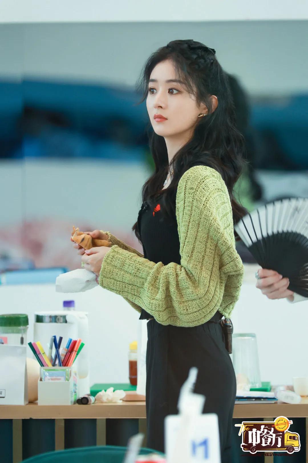 气质针织秋冬穿搭一整套,明星同款针织衫日常穿搭