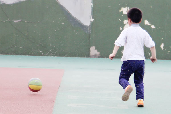 为什么到秋天孩子爱打喷嚏流鼻涕,小孩一到秋冬就流鼻涕是怎么回事