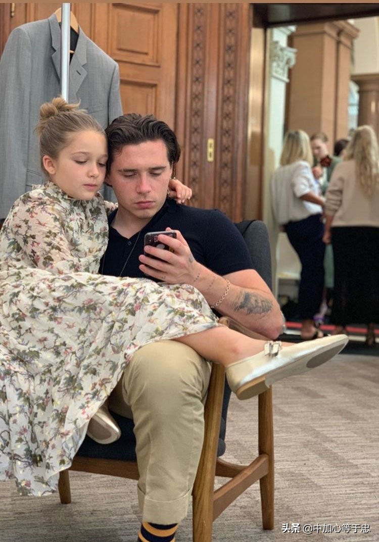 贝克汉姆夫妇巴黎时装周看秀,贝克汉姆高清时装秀