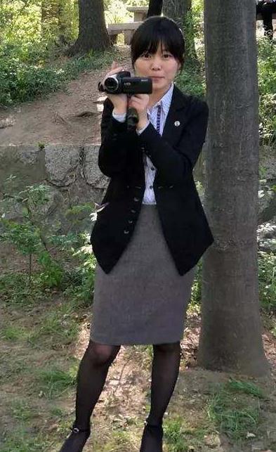 抓拍朝鲜街头冲我们笑的漂亮姑娘，鸭蛋脸上甜甜的笑