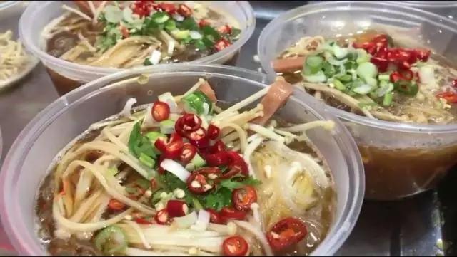 95后夫妻摆摊卖烧烤,95后夜市夫妻档一天收入9000元