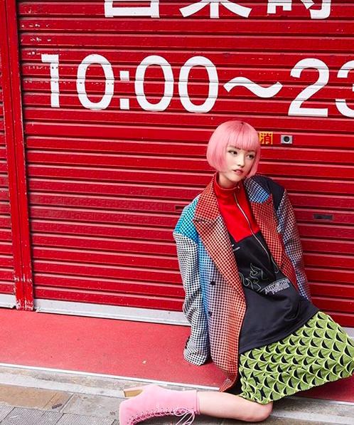 比超模吉娘娘还野，60岁的芭比转行做网红，教人保养健身与冥想