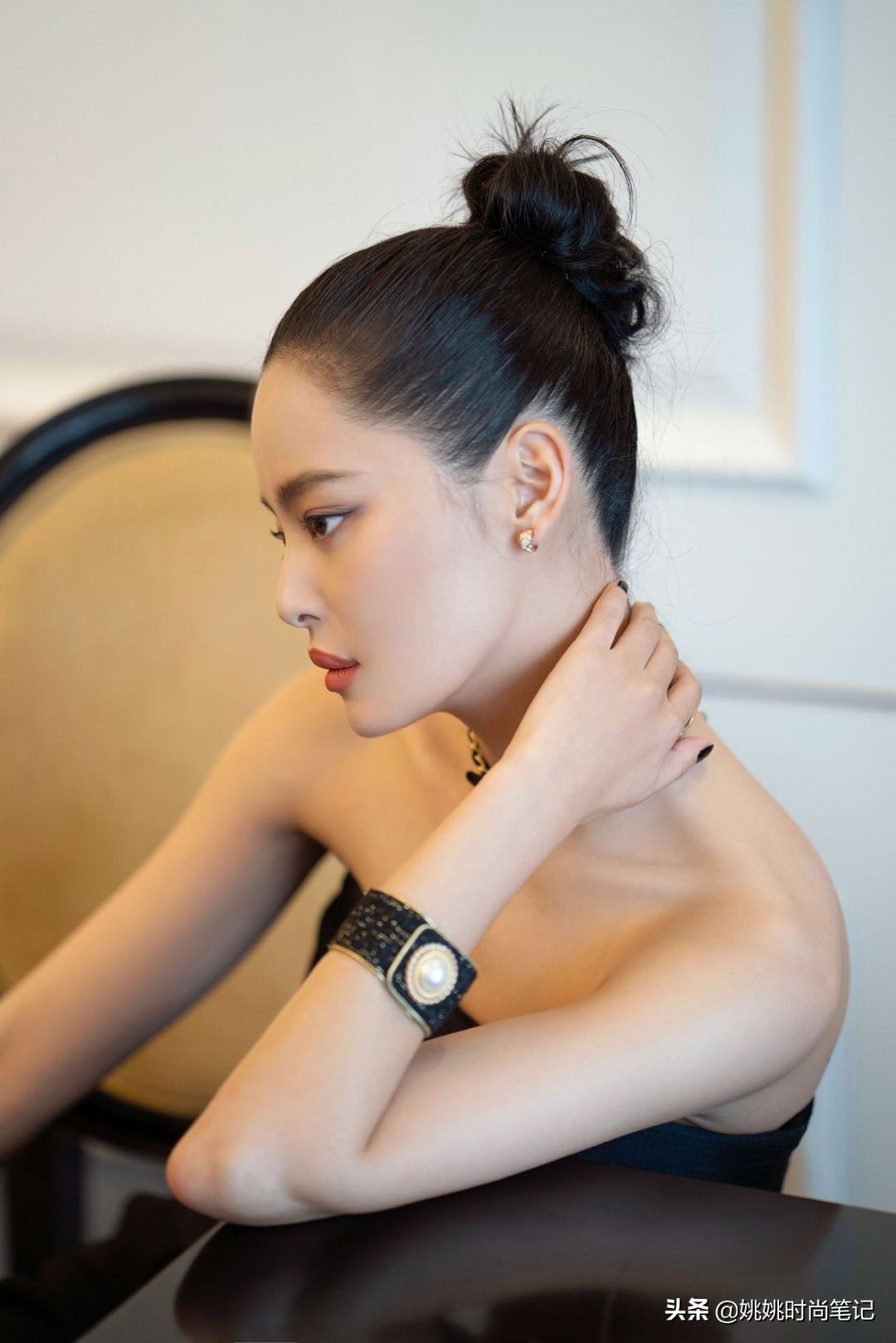 辛芷蕾香奈儿穿搭,辛芷蕾巴黎时装周穿白色拖地礼服