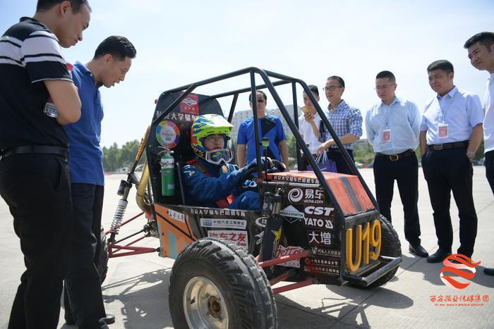 无人驾驶汽车现场演示，定制网约车实现轮椅上下——西安市交通运输行业科技创新最新成果亮相