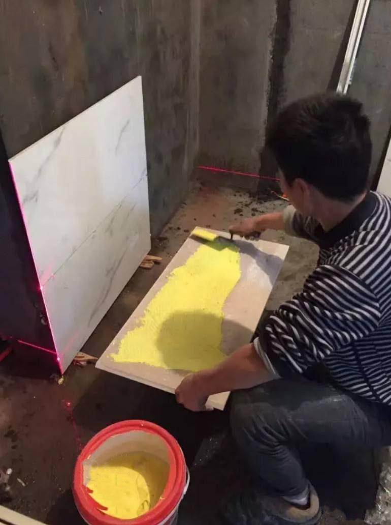 铺地暖的地砖非要刷瓷砖背胶吗,师傅说地砖刷背胶