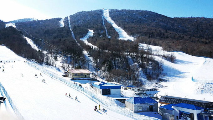 滑雪爱好者齐聚长白山玩转冰雪季,滑雪高手聚集地