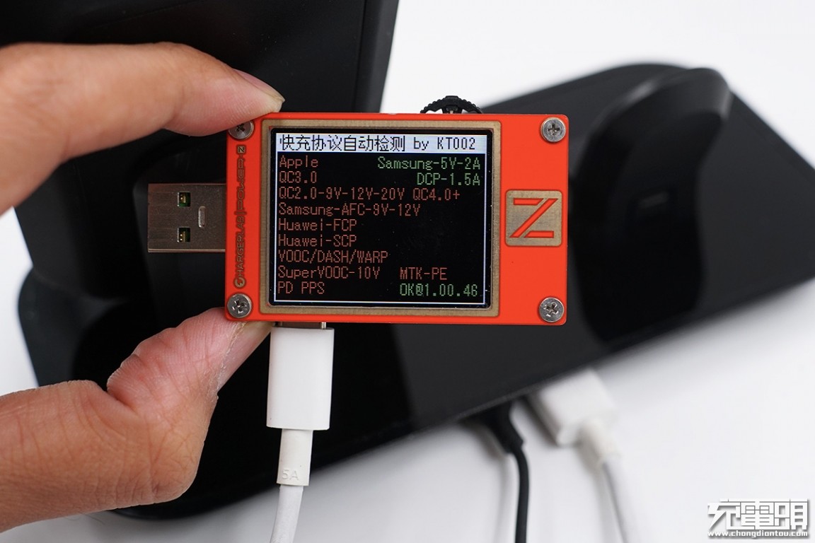 mophie二合一无线充电底座,mophie推出四合一无线充电器