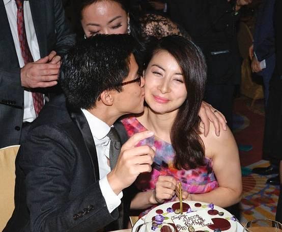 郭晶晶和霍启刚一家穿运动鞋,霍启刚陪郭晶晶玩滑板