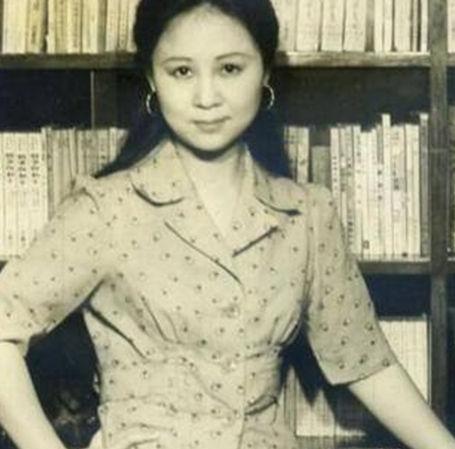 她和老师相爱并成婚,两次怀孕都是龙凤胎,女儿的名字人人知晓