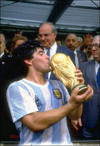 十号的小个子——“不完美”的无冕之王，被铭记的不止足球之魂