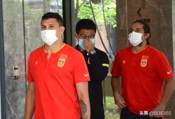 32岁国足锋霸，拒美国国籍为中国效力，妻子是肤白貌美的海归才女