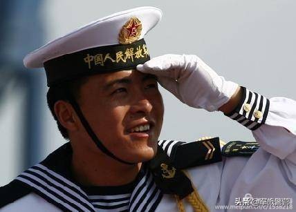 时隔多年老连长带老兵回归军营,三位老战友回忆当年军旅