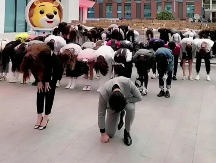 辛巴直播团队复出遭质疑,如何看待辛巴直播事件