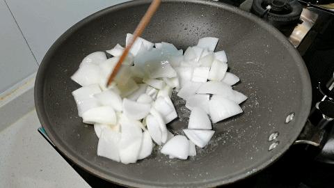 洋葱和鸡蛋怎么炒好吃加什么调料,洋葱炒鸡蛋百吃不厌味道好极了