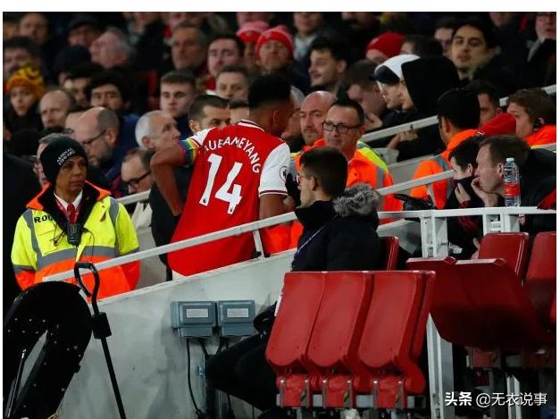 足球场上最尴尬的20个瞬间,足球比赛应对突发状况