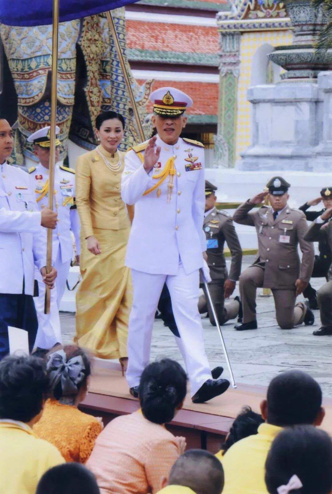 泰王给玉佛换装,泰王为玉佛换袈裟