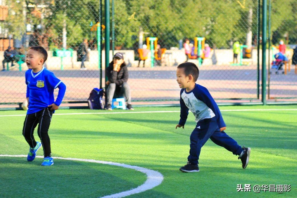 小孩足球训练15秒短视频,儿童足球爆发力和速度训练