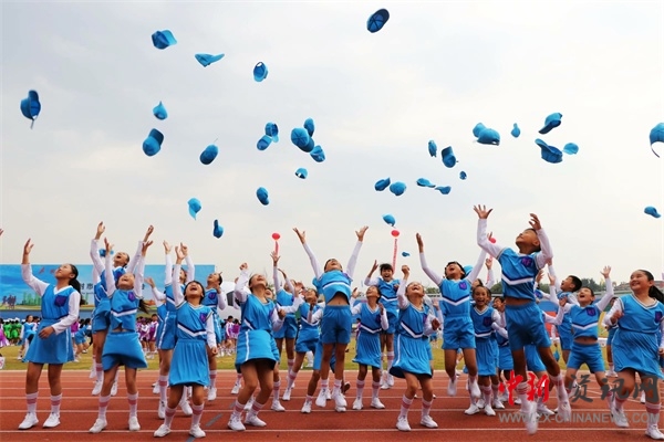 864名金明少年倾情演绎足球操为十运会和祖国生日深情献礼