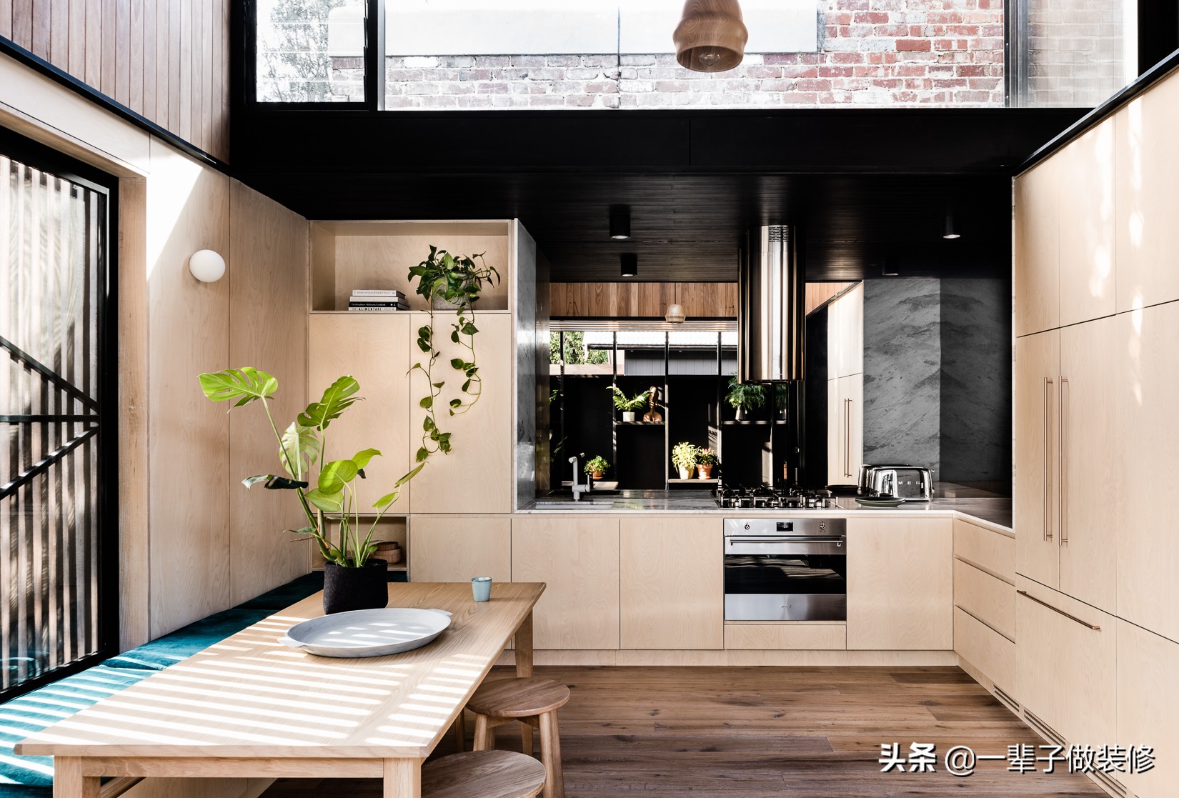 酒店三五好友小聚,三五好友酒店小聚畅谈人生