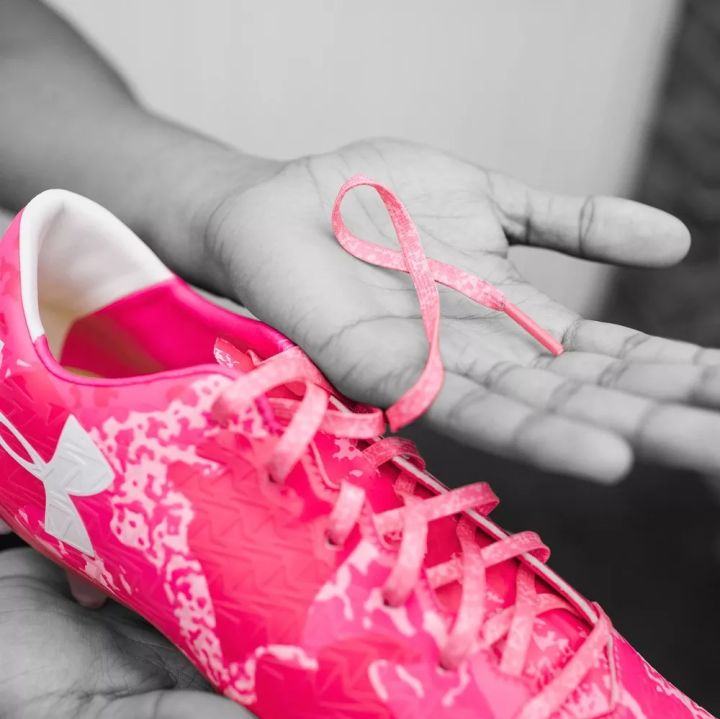 混身上下一套粉？绿茵场上的硬汉们究竟怎么了？