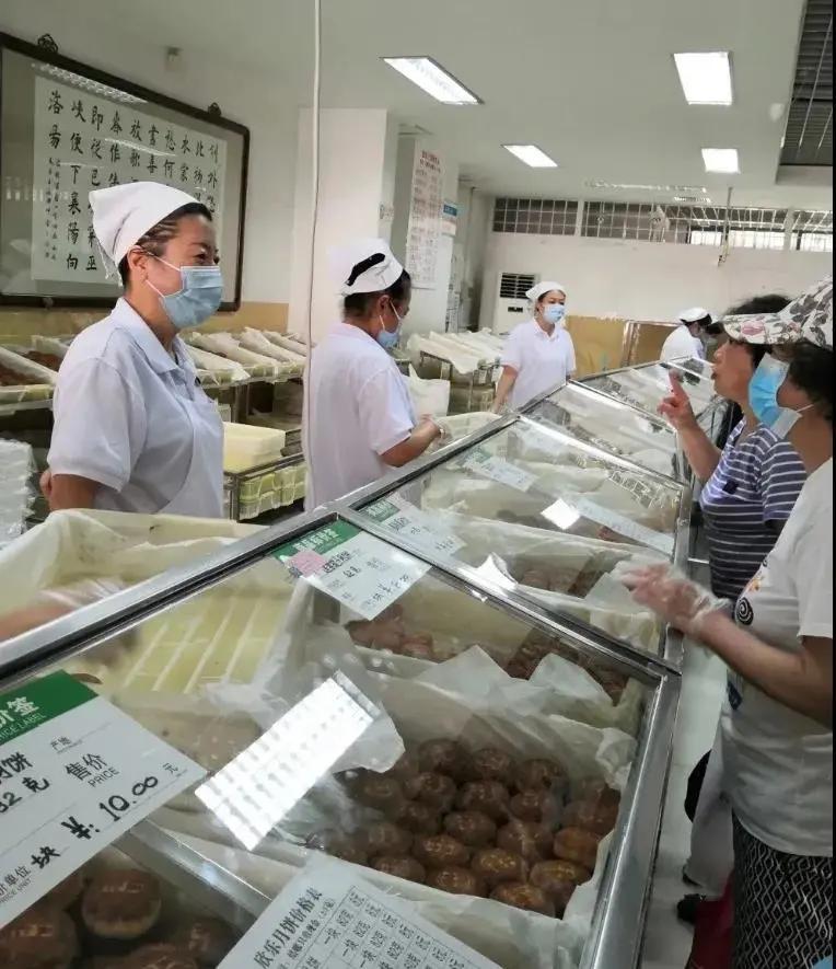 天津人排队买的月饼 (天津人买月饼)