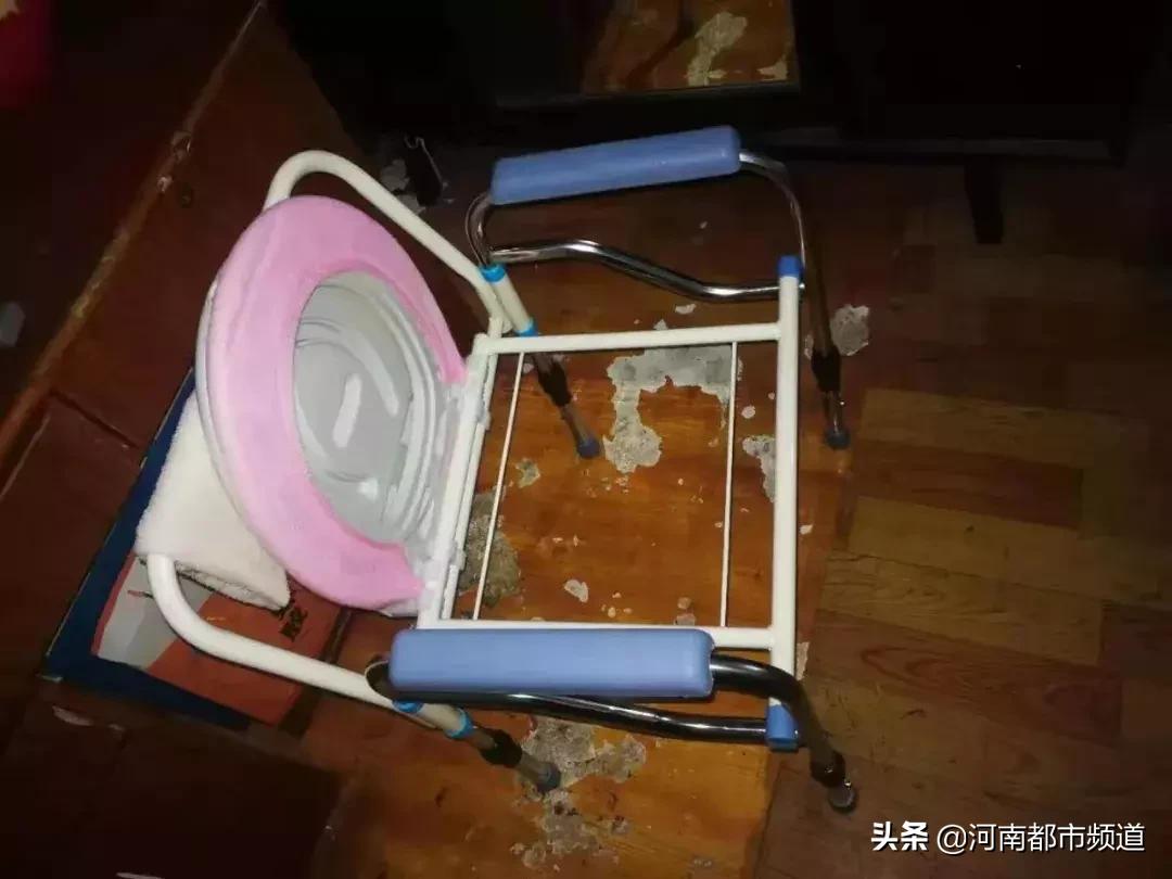 楼上发出声音敲门无人应答,女子深夜在家睡觉天花板传来怪声