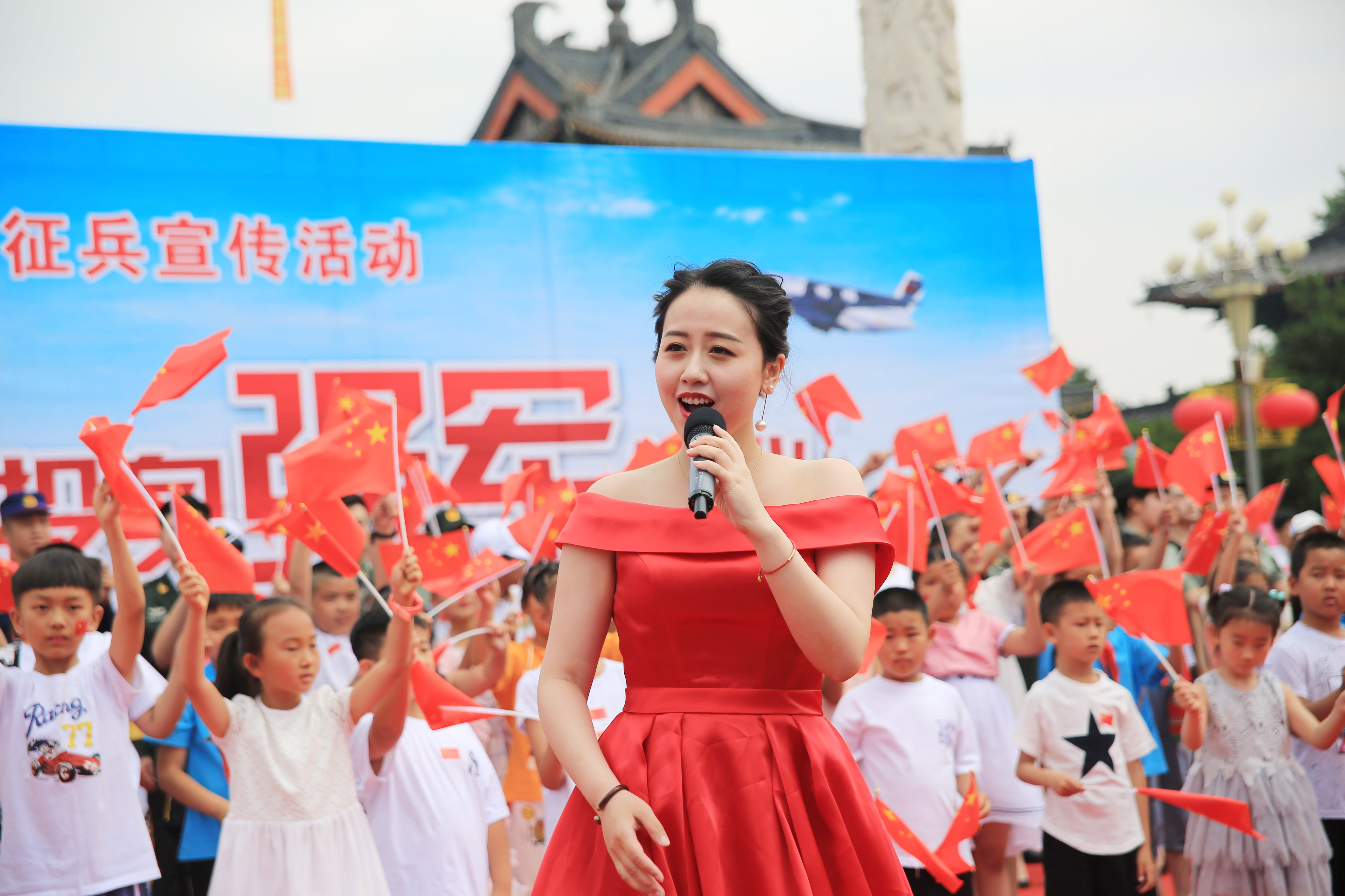 辽宁沈阳：广场“快闪”掀起参军热