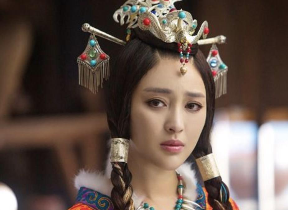 四十三岁老男人和十三岁女俘虏，年龄差很大，但十二年生了两儿子