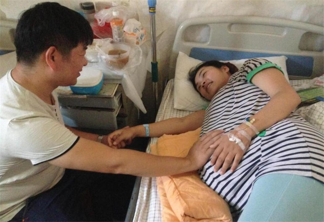 孕妇站得腰酸背痛，丈夫主动当“座椅”，网友羡慕：嫁给了爱情