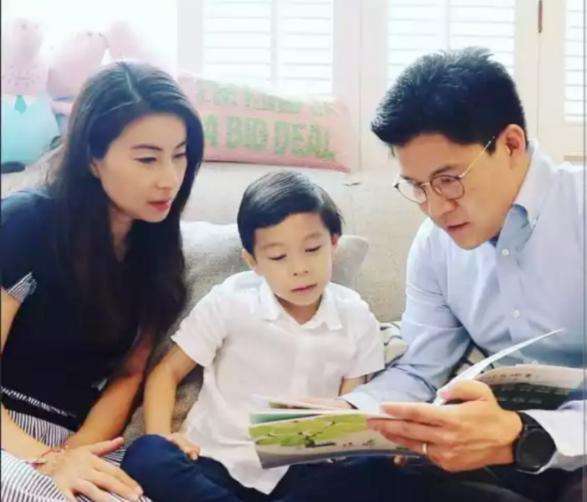 霍启刚带子女下厨,霍启刚为孩子下厨视频