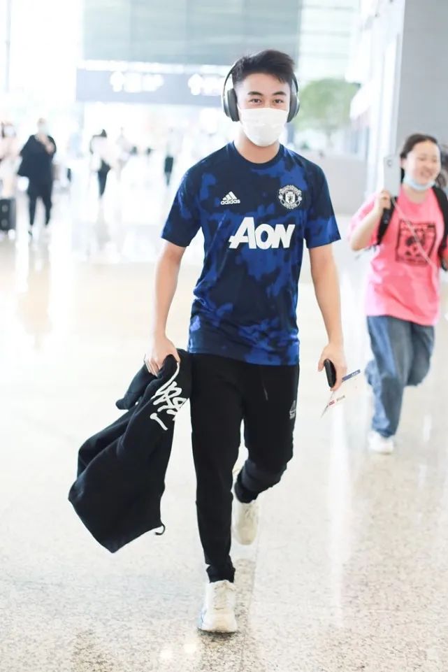 何猷君穿曼联球衣,何猷君帅气视频