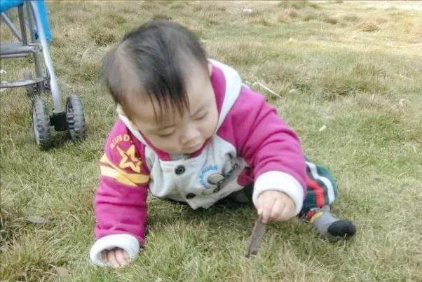 1岁宝宝的动作发育标准，各个身体部位不同，你家孩子达标了吗？