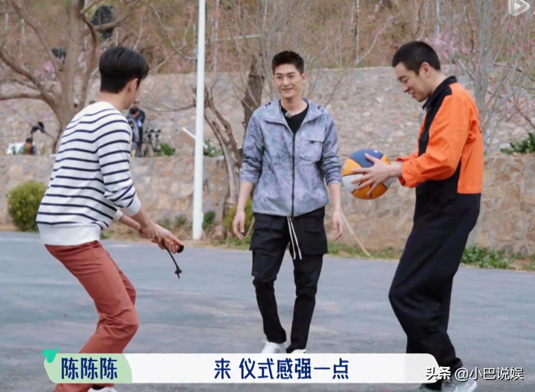 精致过头？桃花坞村长打篮球，热身活动让人等不及，剪指甲至于吗