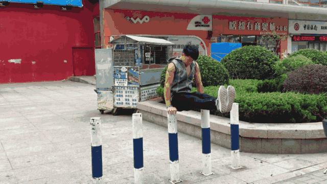 如果肌肉男出来摆地摊,要卖些什么?卖榴莲的“周杰伦”是亮点