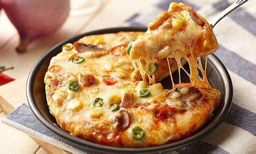 披萨皮松软还是脆的好吃,披萨皮为什么会不蓬松