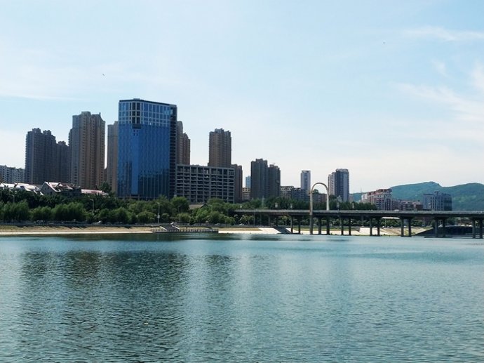 21年前本溪驻军无偿修建了一条太子河大坝如今变成一条滨河景观道