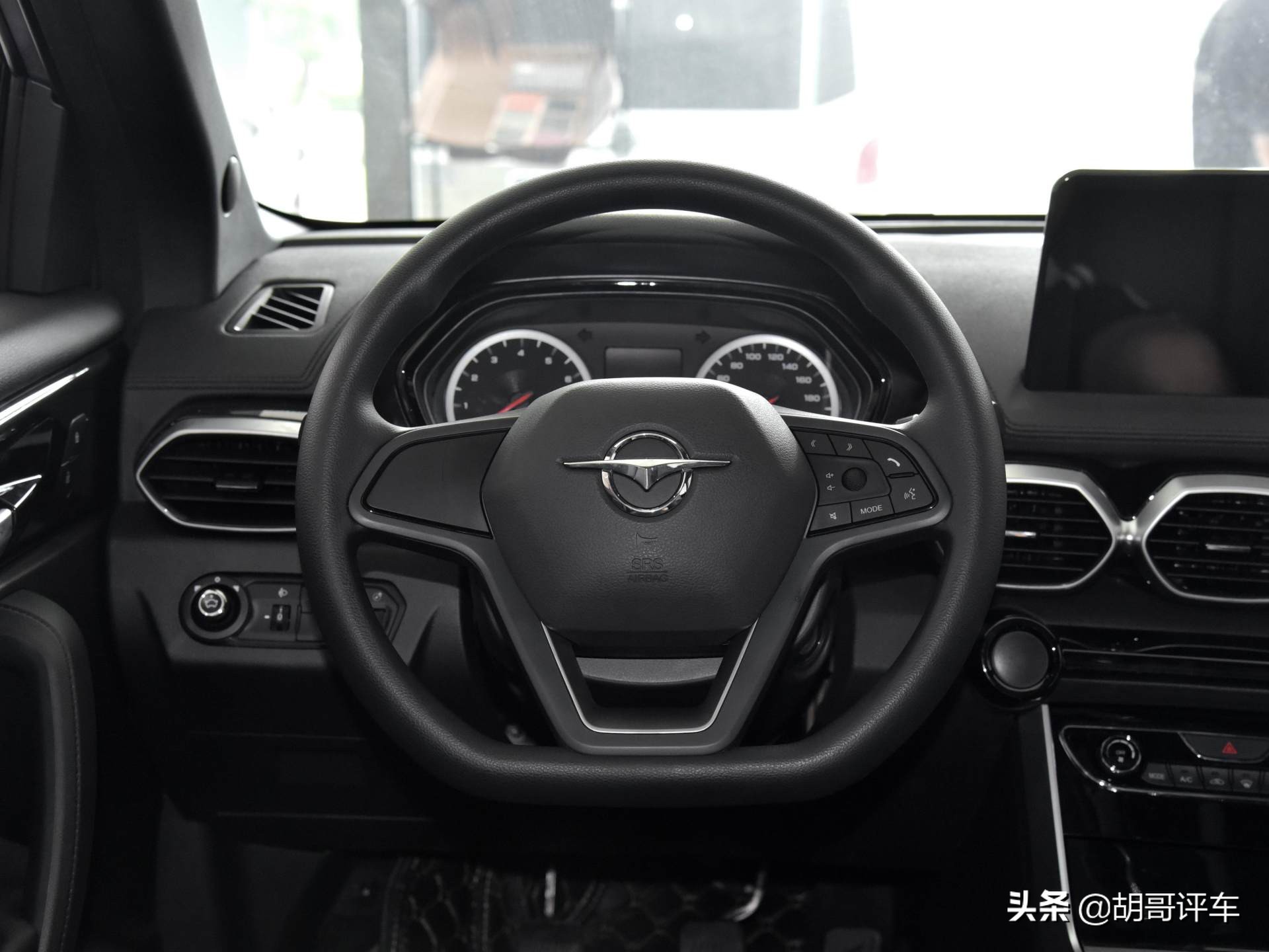 油耗6.9L，尺寸不小省油便宜的高性价比SUV，带你看海马8S